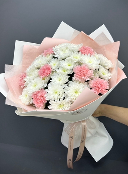 Букет из хризантем и диантусов