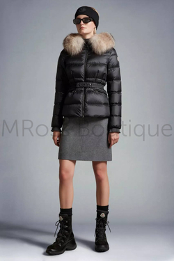 Женский короткий пуховик Moncler Boed (Монклер) с меховой отделкой на капюшоне