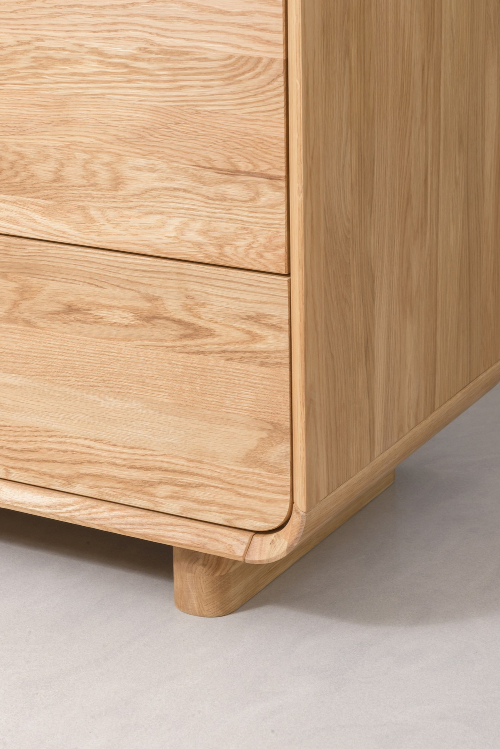 Комод из массива дуба Deo для спальни