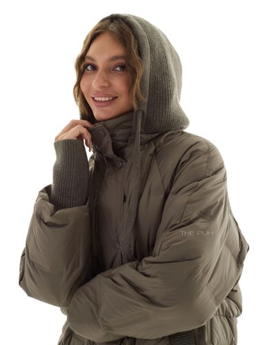 Тонкий пуховик с вязаным капюшоном в цвете хаки