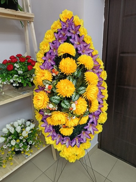 Венок 140 см с жёлтыми астрами