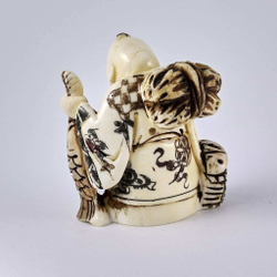 Нэцкэ Ребенок с огромным карпом, корзиной рыбы и хворостом за плечами