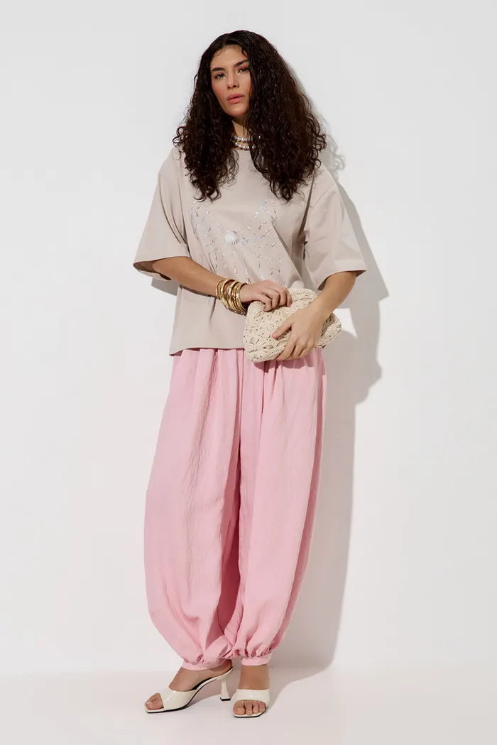 Футболка с принтом "Жемчужный бра" серо-бежевого цвета