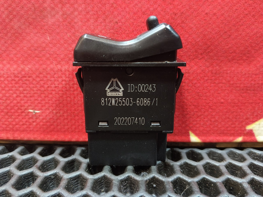 Кнопка переключения топливных баков