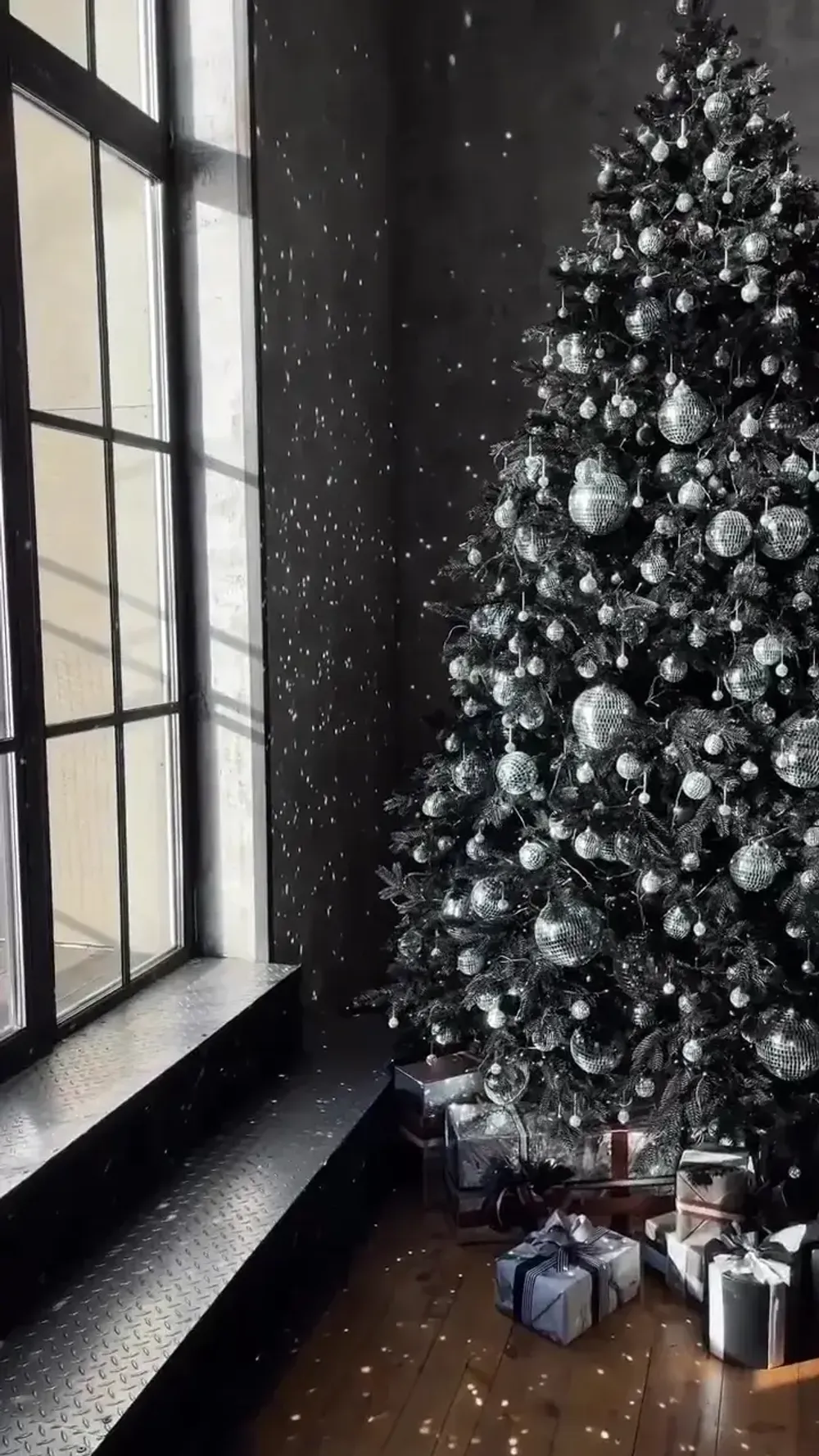 Искусственная черная елка «Торжественная» (Литая хвоя) от 1,8 м до 4 м