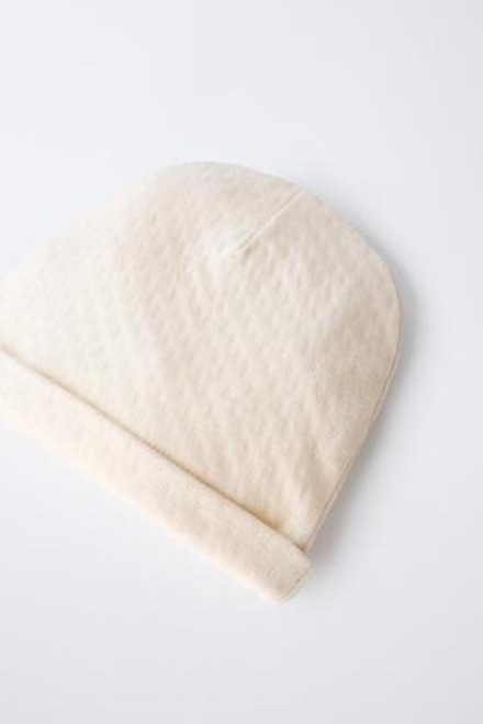 ZARA КОМПЛЕКТ ИЗ ШАПКИ И НАГРУДНИКА С РЕЛЬЕФНЫМ ПРИНТОМ, СЕРЫЙ МЕЛАНЖ