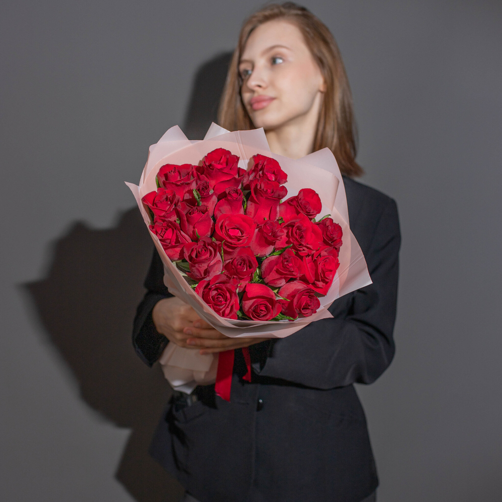 Букет 21 роза Кения 40 см в ленте красные