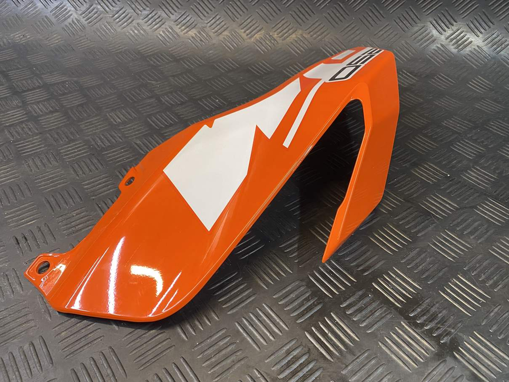 Пластик боковой левый KTM 250 Duke 2020