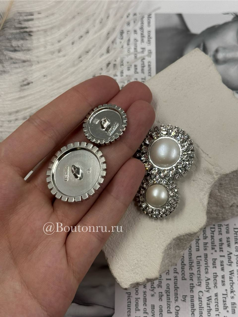Пуговицы Скиап. серебристые перламутр (жемчуг) со стразами