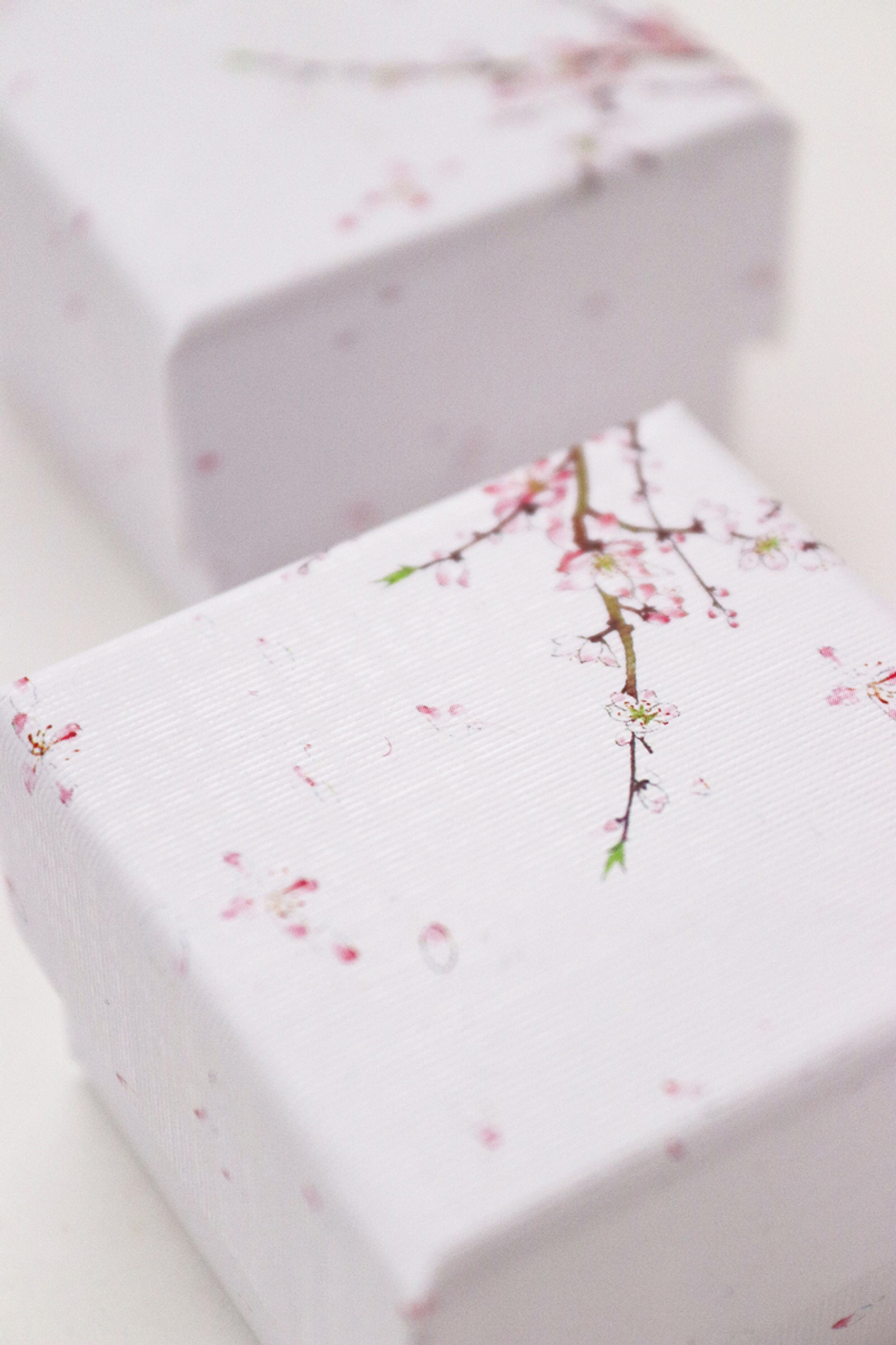 Квадратная коробочка с принтом яблони под украшения.