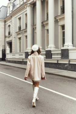 Пальто-пиджак с юбкой в молочно-бежевом цвете