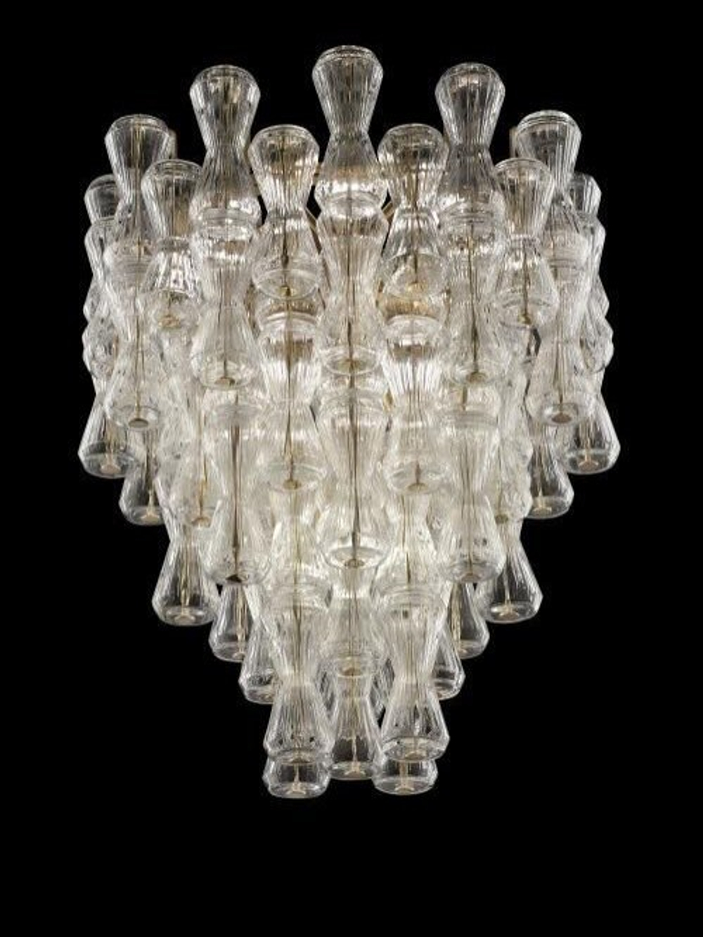 Дизайнерская люстра из стекла — изящная форма и мягкое рассеянное освещение.