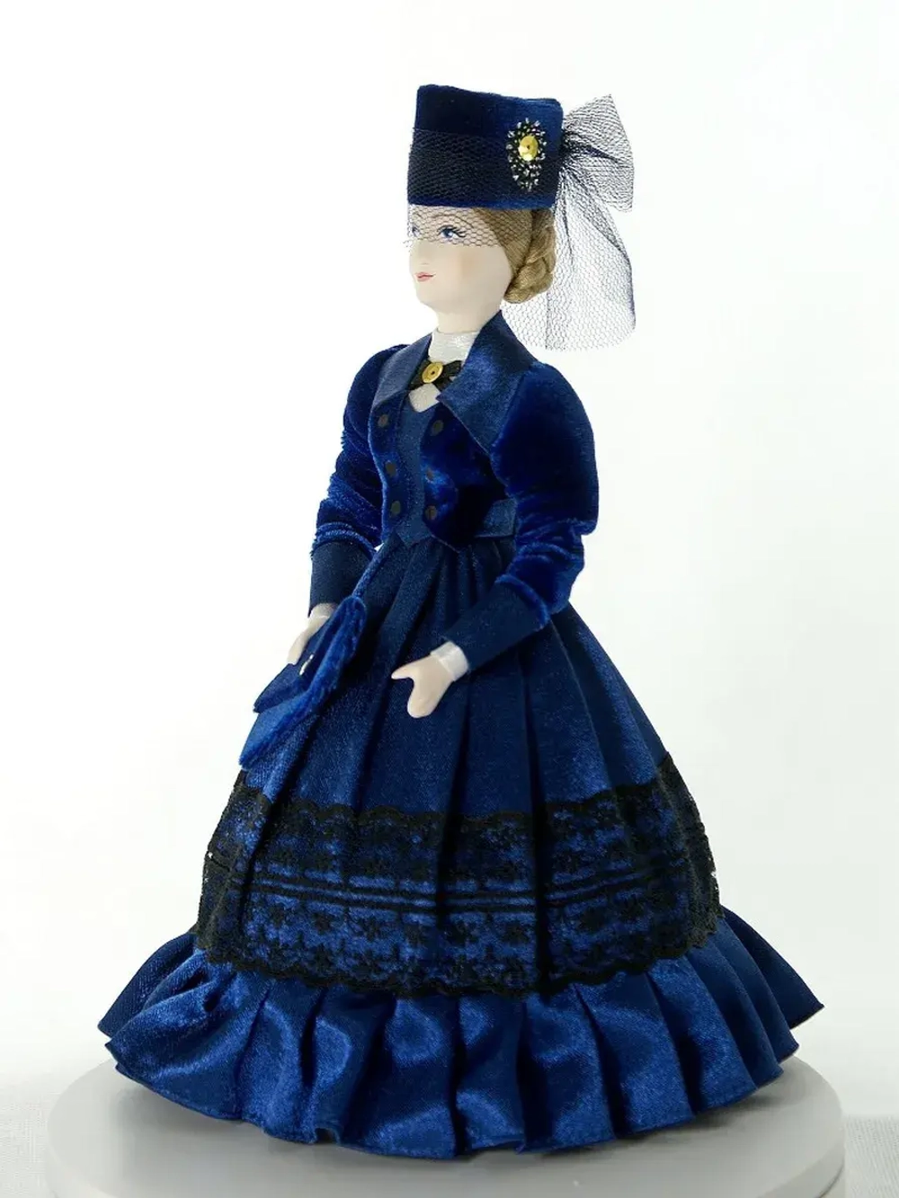 Кукла коллекционная в бархатном костюме Анна Каренина