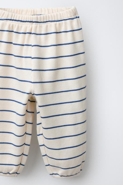 ZARA КОМПЛЕКТ ИЗ ФУТБОЛКИ И ВАФЕЛЬНЫХ ДЖОГГЕРОВ WAYAS, ЭКРЮ/СИНИЙ