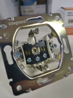 Розетка Legrand Valena + рамка 3 поста Белая