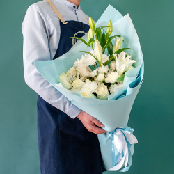 Сборный букет с белой лилией и розами