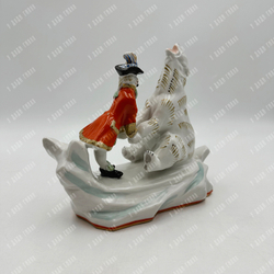 Мюнхгаузен с белым медведем. ДФЗ, СССР, 1960 г. Фарфор, ручная роспись, позолота. Вербилки.