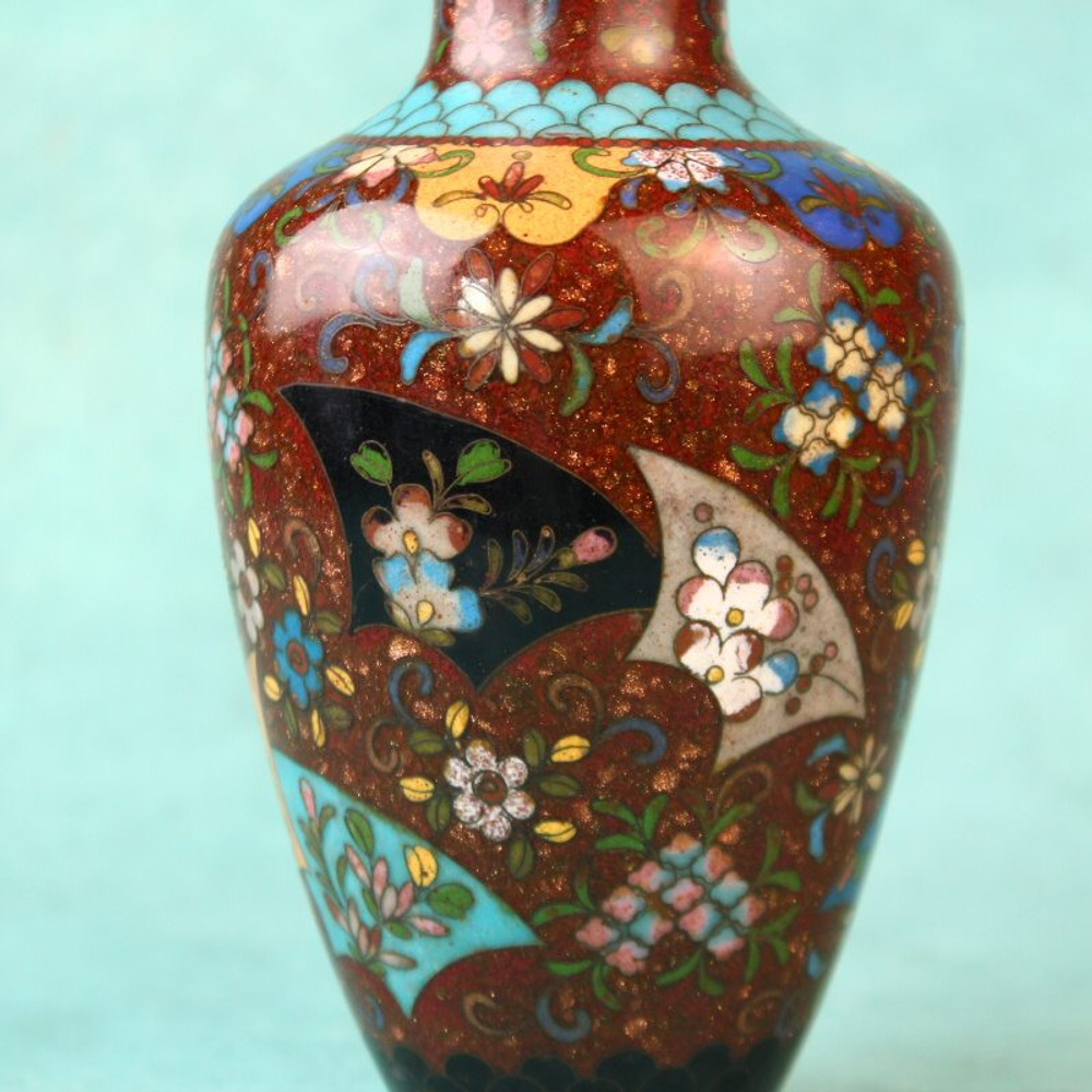 Парные вазы с хризантемами