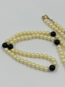 «Жемчужные» бусы с чёрными вставками