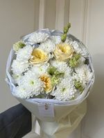 Букет из хризантемы, кустовой пионовидной розы и лизиантуса