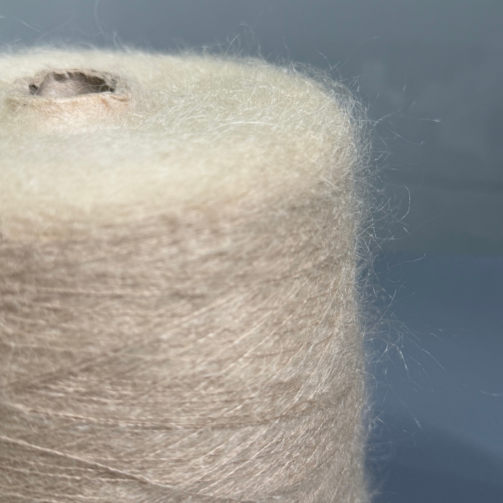 Пряжа Ilaria Aurora (67% кидмохер, 5% меринос, 28% па) 1000м/100гр, песчаный