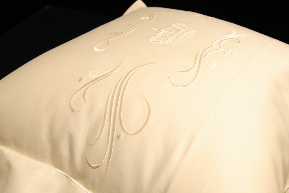 Наволочка 40х60 Christian Fischbacher Luxury Nights Crown 709 бежевая Швейцария фрагмент