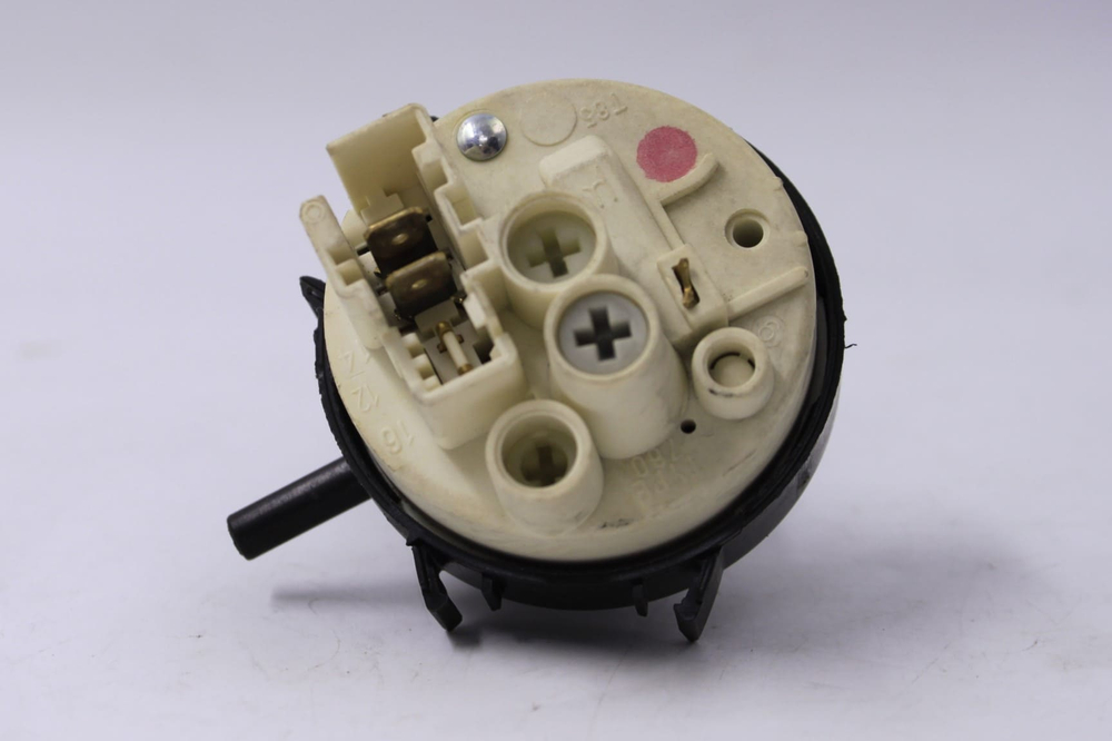 Датчик уровня воды (прессостат) 7670001 461971077021 65/40-300 стиральной машины Whirpool