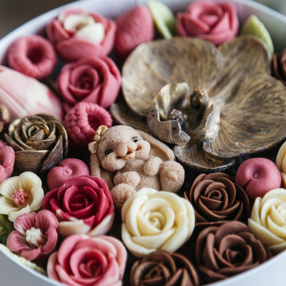 Шоколадный букет в коробке с крышкой "Вкус Любви" с фигуркой зайка, подарок на 8 марта, на День Рождения.