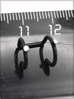 Клипса без прокола уха "Двойная с кристаллом" чёрная. 