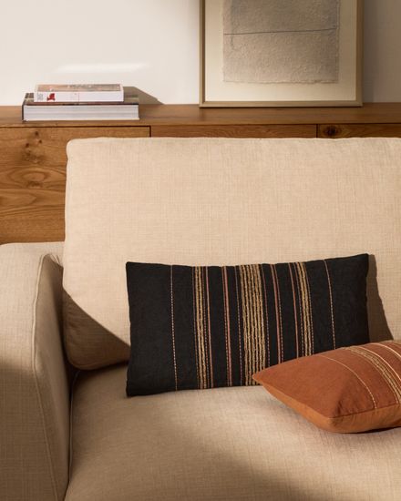 Чехол для подушки Sairu из льна черного цвета с бежевой вышивкой 30 x 50 см