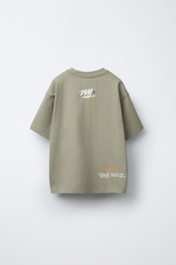 ZARA ФУТБОЛКА С ПРИНТОМ ГРАФФИТИ, СВЕТЛЫЙ ХАКИ