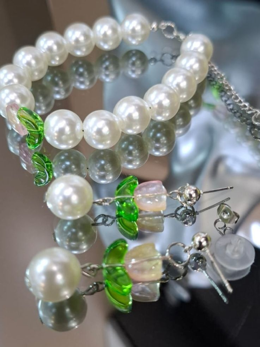 Нежный жемчужный браслет со стеклянным тюльпаном