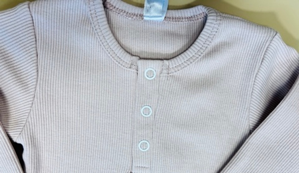 Боди с конпками из ткани-лапша