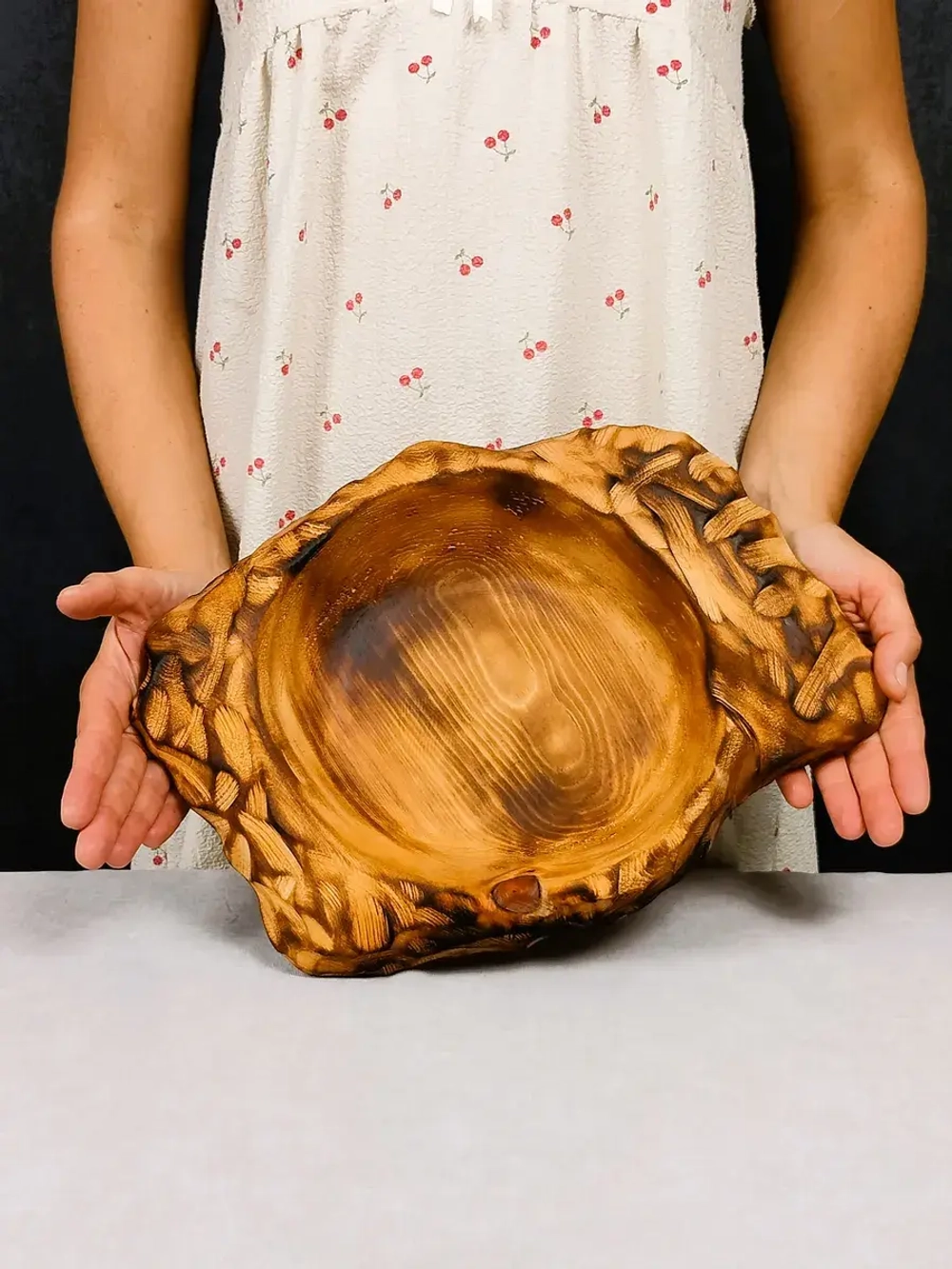 Деревянная сервировочная тарелка из Кедра