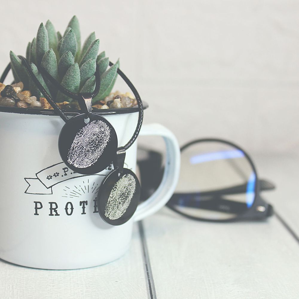 Парные кулоны для двоих с гравировкой отпечатков на заказ