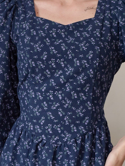 Платье с вырезом-сердечко