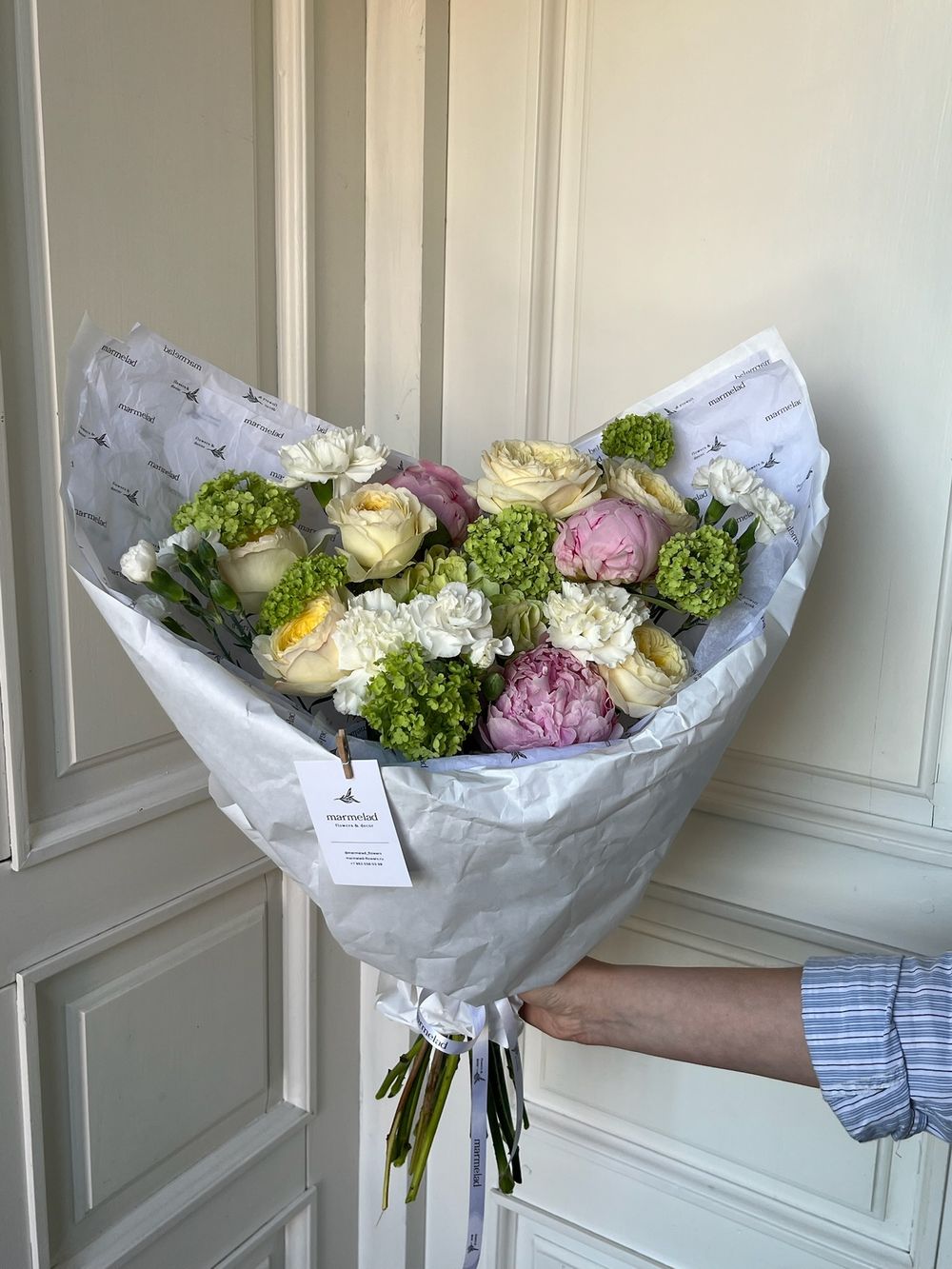 Букет сборный из пионов, кустовых пионовидных роз, вибурнума и кустовых диантусов