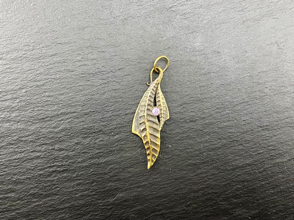 Подвеска. Листик с камнем