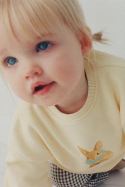 ZARA ТОЛСТОВКА С ВЫШИТЫМ КРОЛИКОМ, СВЕТЛО-ЖЕЛТЫЙ