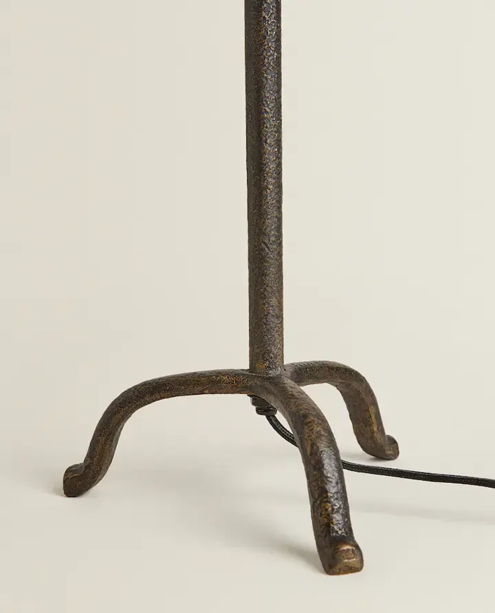 ZARA HOME НАСТОЛЬНАЯ ЛАМПА НА ТРЕХ НОЖКАХ