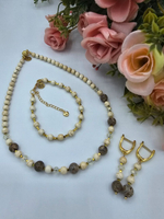 Комплект украшений авторский из натурального говлита, агата и хрусталя "Сахара". Колье и браслет