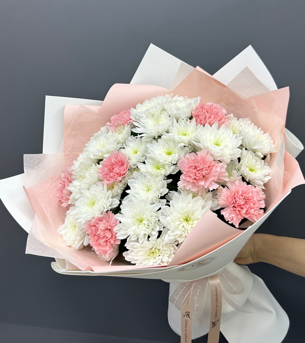 Букет из хризантем и диантусов