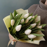 Букет из 15 белых тюльпанов в кремовом оформлении