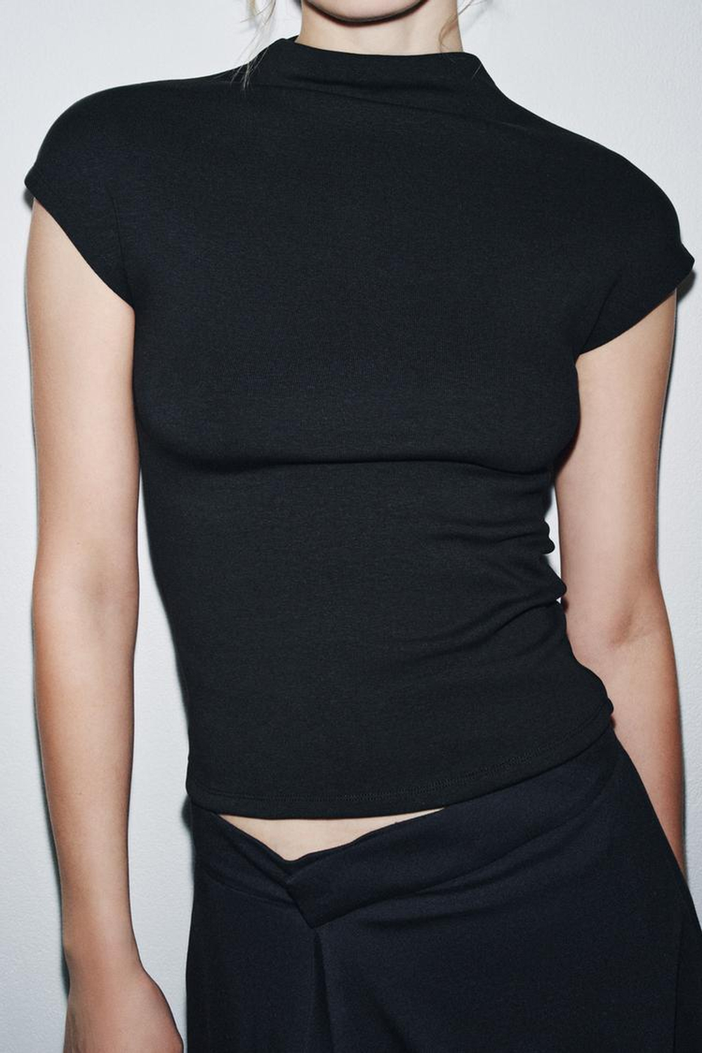 ZARA ТОП С ВЫСОКИМ ВОРОТНИКОМ, ЧЕРНЫЙ