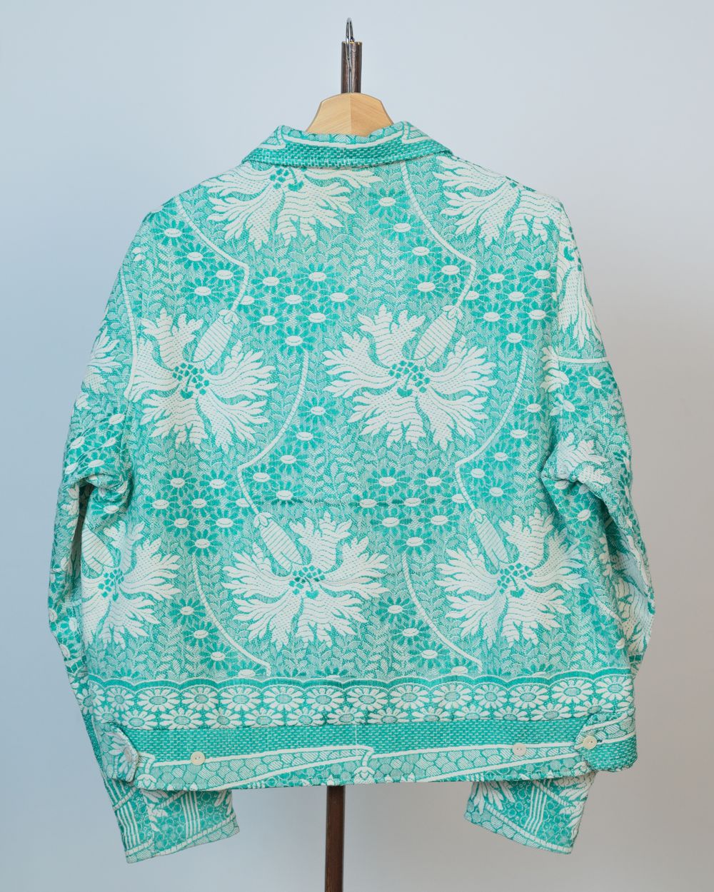 Купить Куртка Soeurs Укороченная с Крупными Белыми Цветами/White Flowers Cut Jacket голубая Куртка Soeurs Укороченная с Крупными Белыми Цветами/White Flowers Cut Jacket голубая