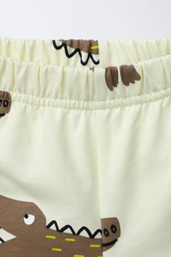 ZARA КОМПЛЕКТ ИЗ ФУТБОЛКИ И ШОРТ С ПРИНТОМ «КРОКОДИЛЫ», ЖЕЛТЫЙ