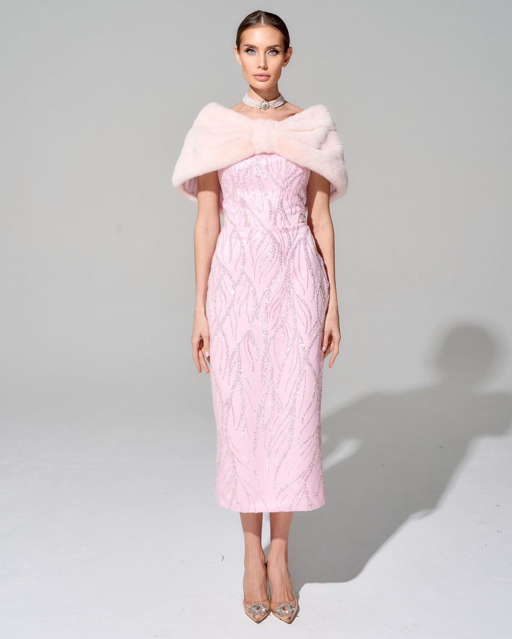 Корсетное платье с вышивкой ручной работы и меховой отделкой