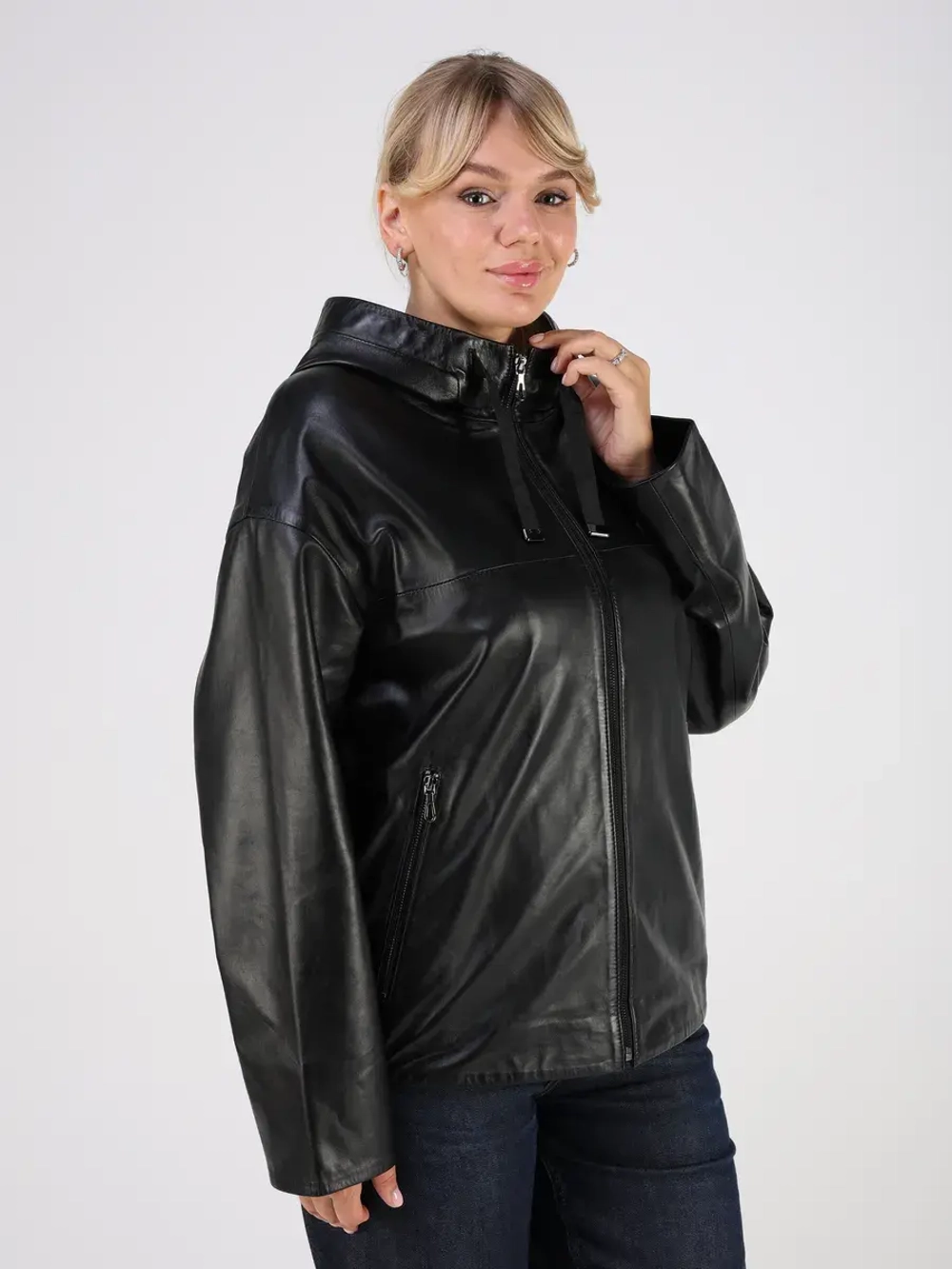 Кожаная куртка демисезонная с капюшоном короткая