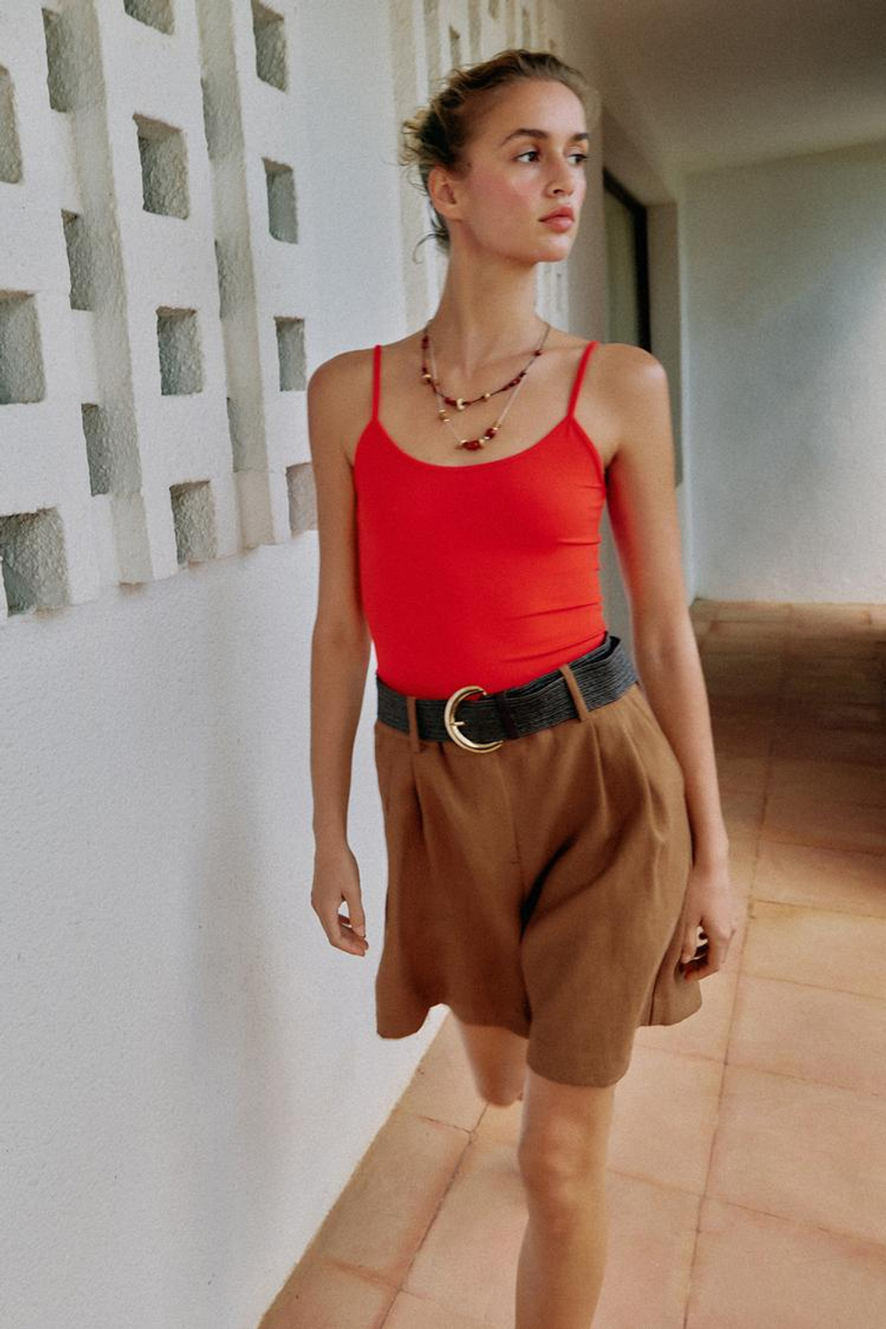 ZARA ШОРТЫ С ЗАЩИПАМИ И РЕМНЕМ, СВЕТЛО-КОРИЧНЕВЫЙ