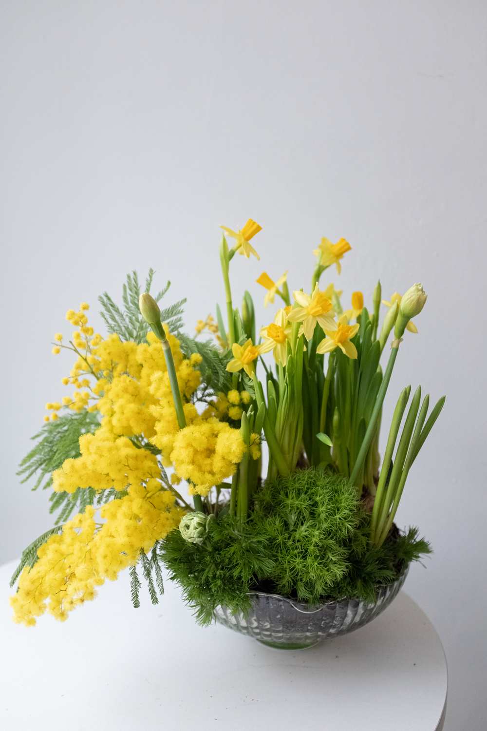 Композиция с первоцветами в вазе размер L